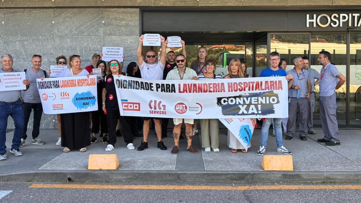 Protesta este miércoles en el Cunqueiro del personal de la subcontrata Elis, que presta el servicio de lavandería y lencería.