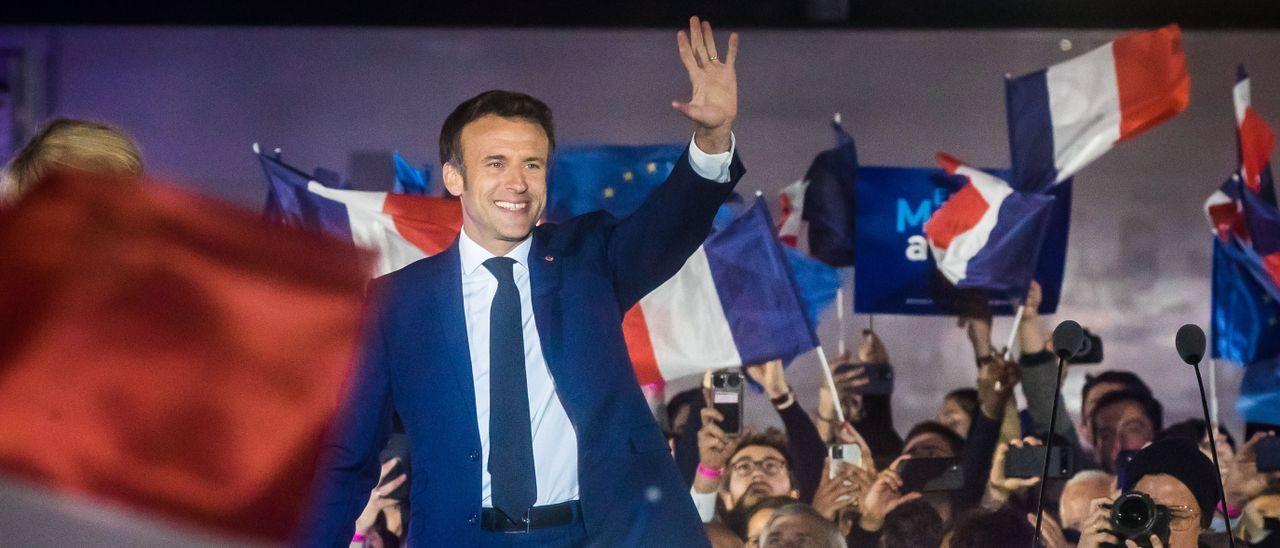 El presidente francés Emmanuel Macron festeja su triunfo electoral en la segunda vuelta de las elecciones generales francesas.