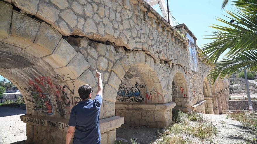 Grietas, basura y pintadas: este es el estado que presenta el acueducto de Riegos de Levante de Elche