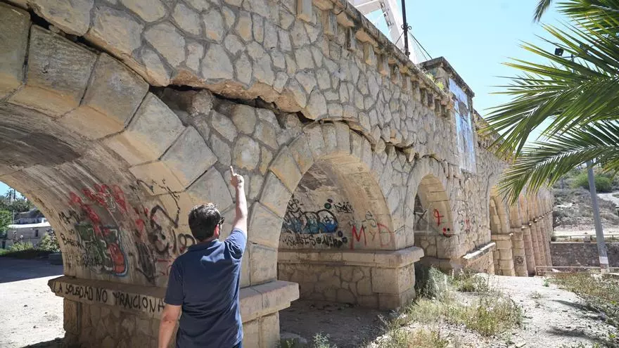Grietas, basura y pintadas: este es el estado que presenta el acueducto de Riegos de Levante de Elche