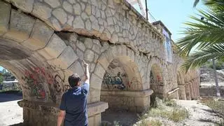 El acueducto centenario de Elche se desmorona entre grietas, basura y abandono