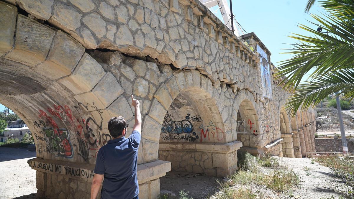 Grietas, basura y pintadas: este es el estado que presenta el acueducto de Riegos de Levante de Elche