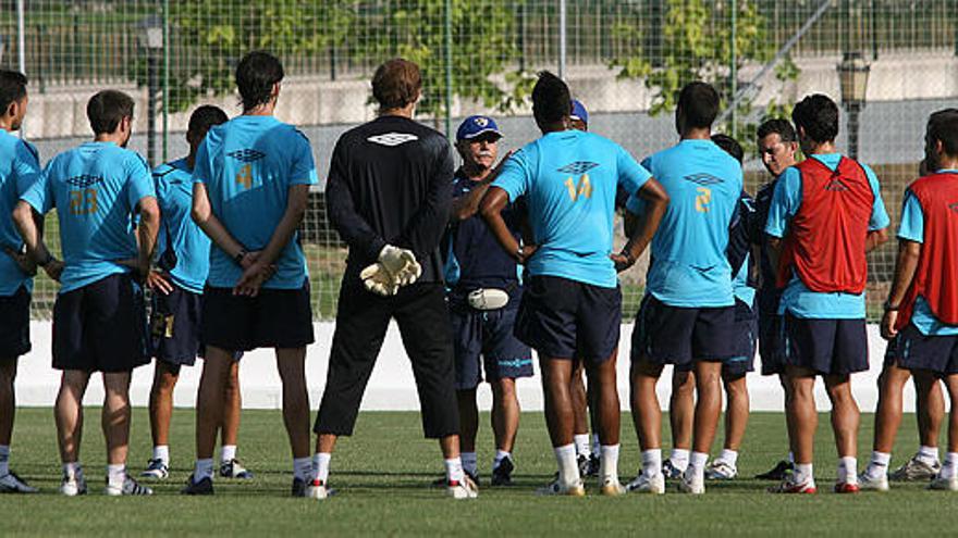 Instrucciones. Tapia habla con sus jugadores en el entrenamiento de ayer.