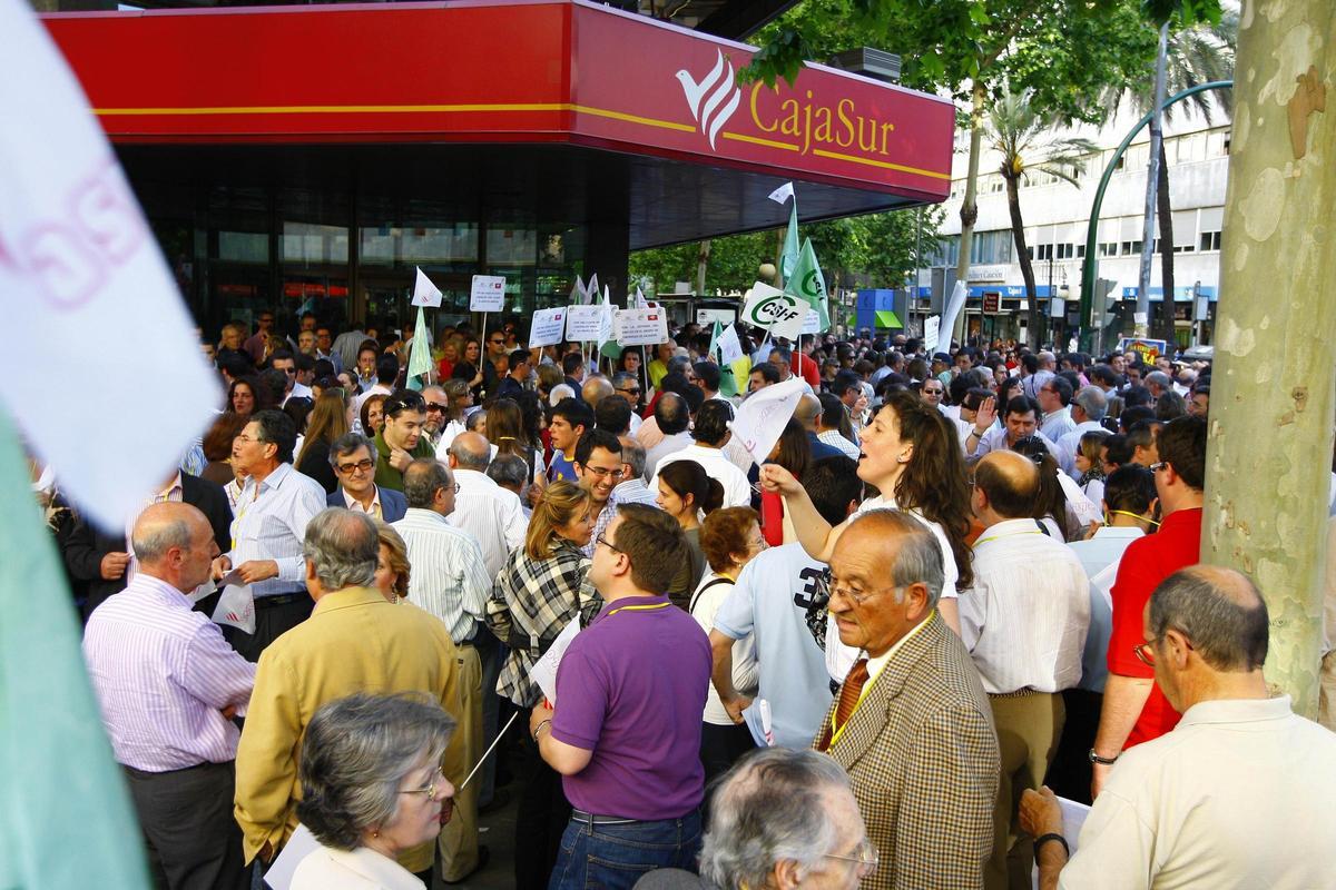 Trabajadores de Cajasur, en una manifestación contra la fusión con Unicaja.