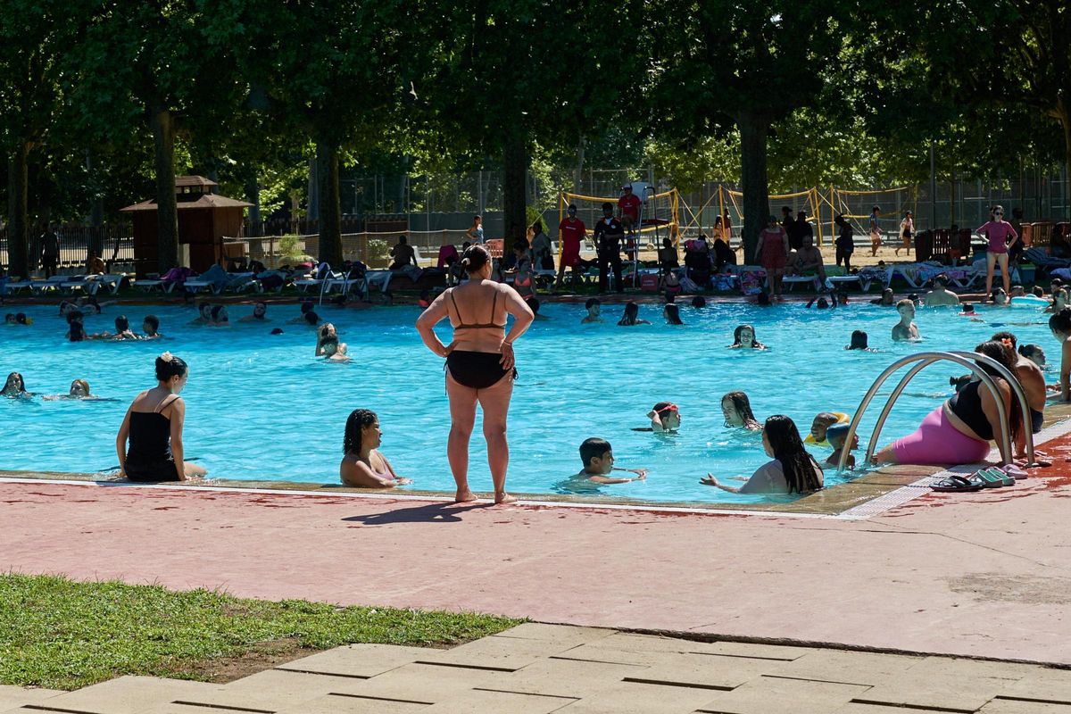 La piscina de la Devesa plena de banyistes a finals de juny.