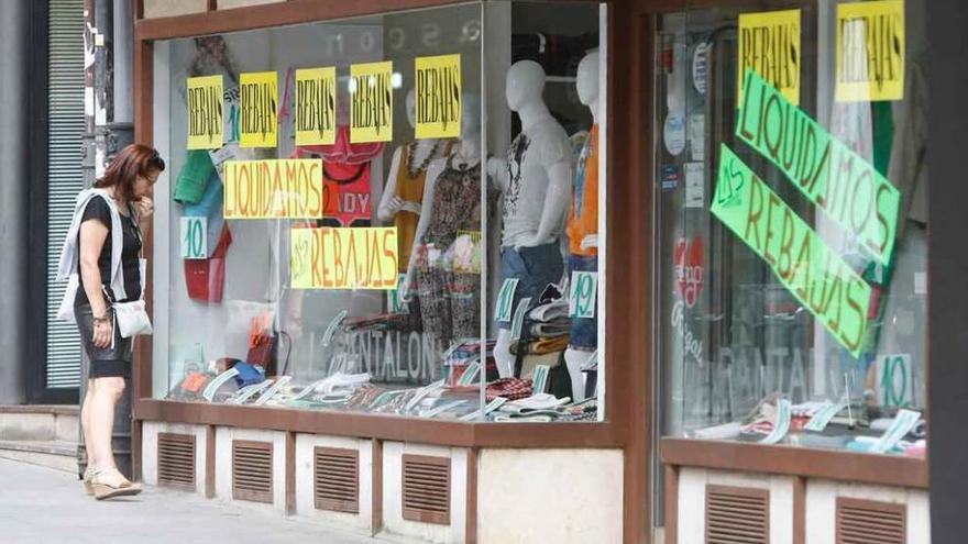 Carteles de rebajas en un comercio de la ciudad.