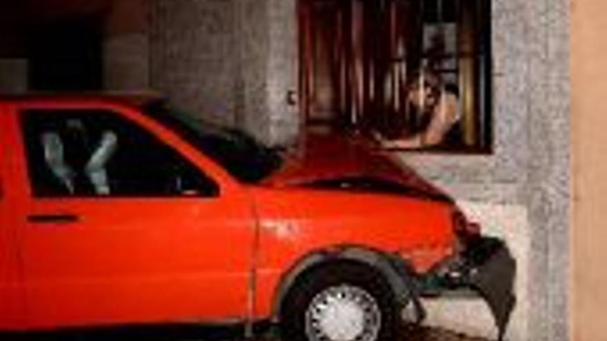 Un coche embiste una casa en Calvo Sotelo