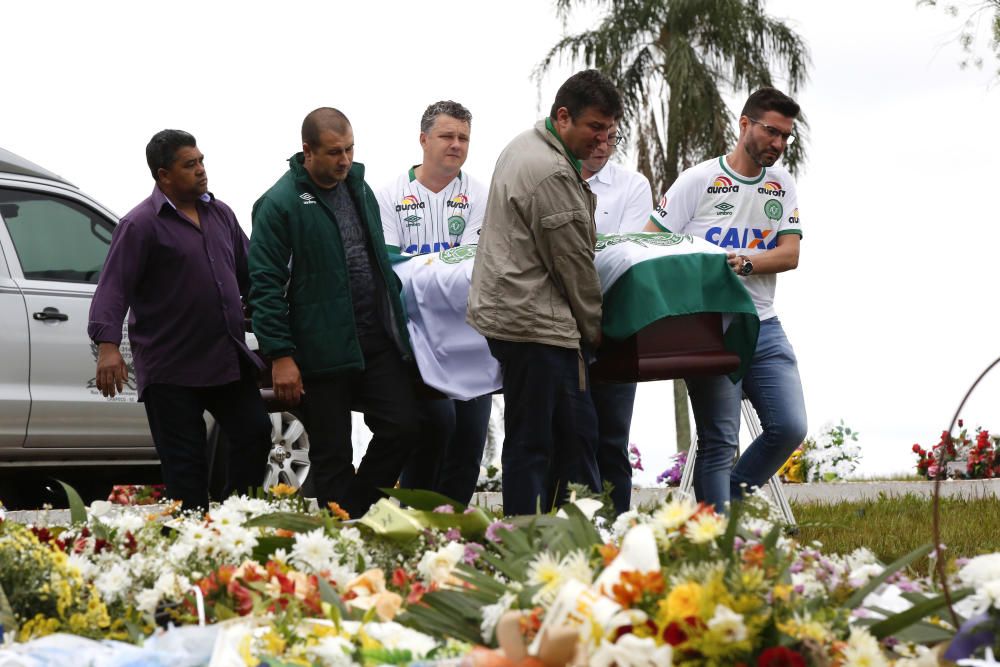 Dolor y emoción en el entierro de los jugadores del Chapecoense