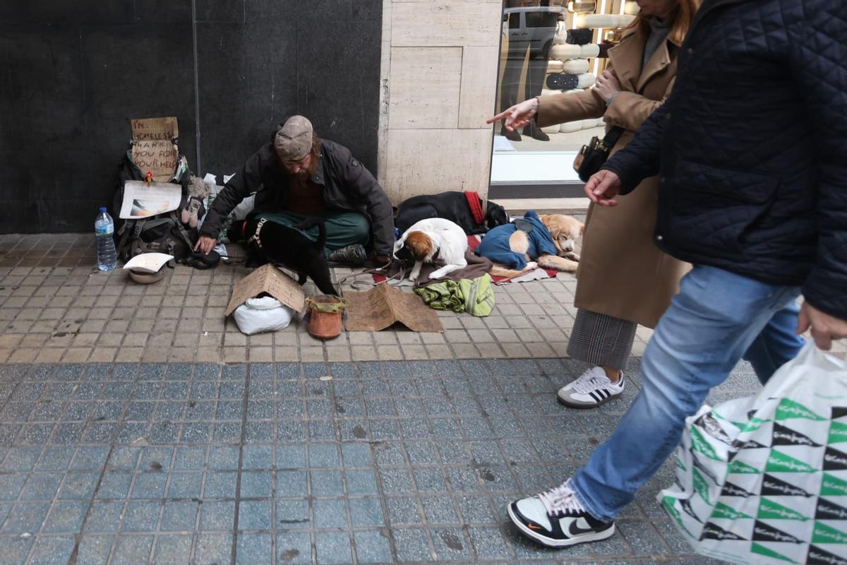 Calles abarrotadas en el centro de València para hacer las últimas compras de la Navidad