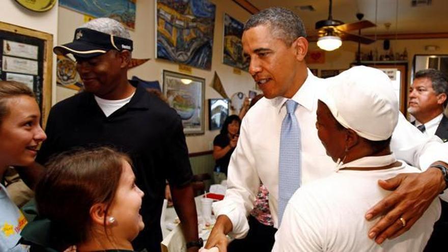 Obama saluda a los empleados de un restaurante de Nueva Orleans.