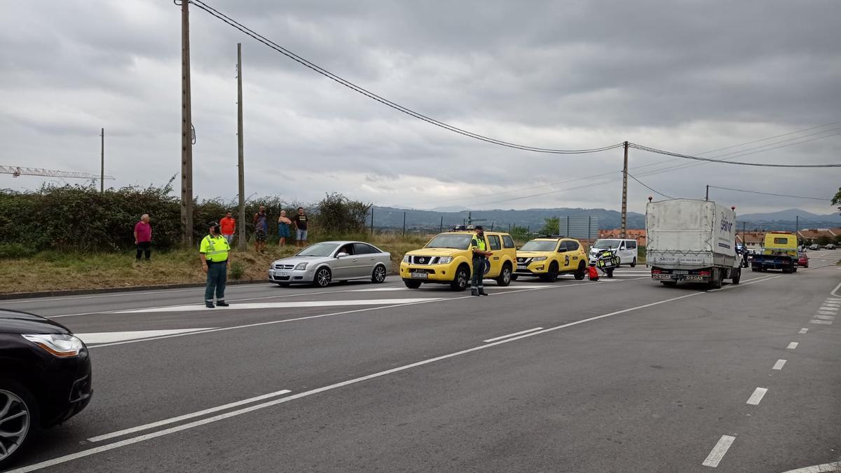 Alarma por un gran incendio en una nave de reciclaje en Llanera