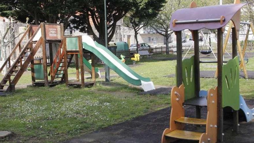 Estado de la zona de juegos junto a la playa de O Almacén. // S.A.