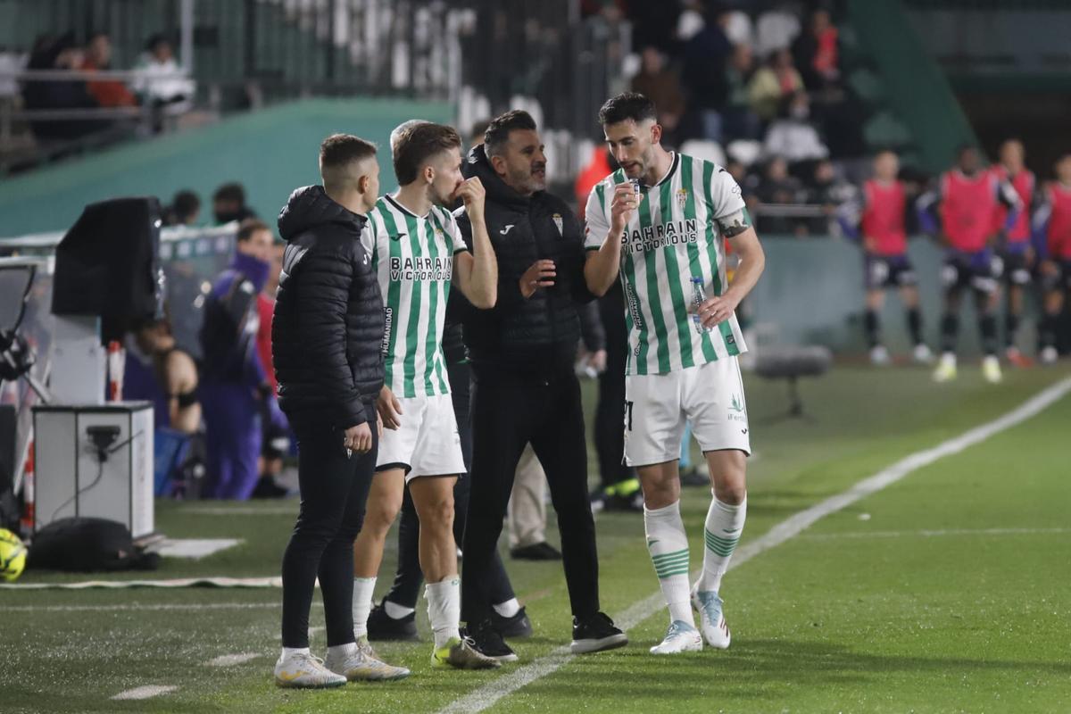 Carlos Albarrán, a la derecha de la imagen, junto a Iván Ania en un lance del choque.