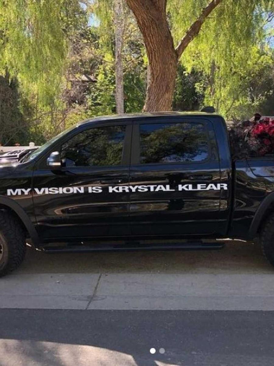 Kanye West le envía flores en una furgoneta a Kim Kardashian