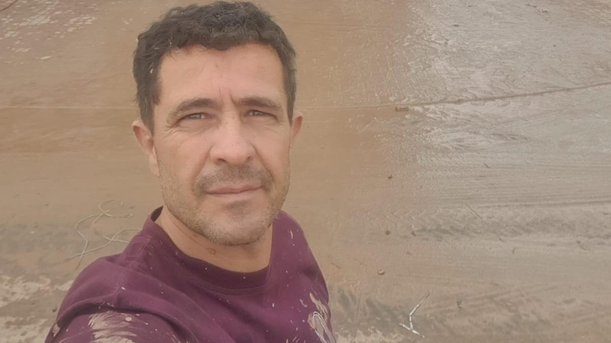 Alberto Castaño durante sus labores de voluntario en Valencia.