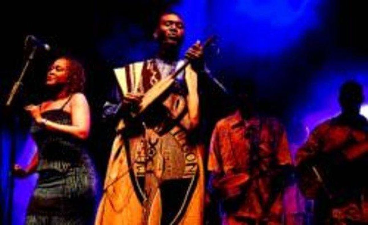 L’estrella Bassekou Kouyaté, durant l’actuació de divendres a la nit a l’Arc de Triomf. L’estrella Bassekou Kouyaté, durant l’actuació de divendres a la nit a l’Arc de Triomf.
