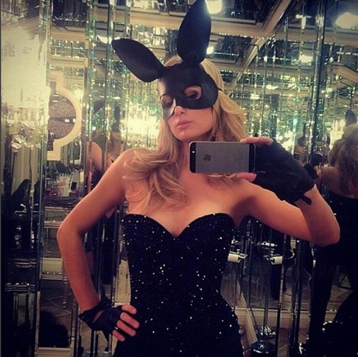 Paris Hilton con orejas de conejo