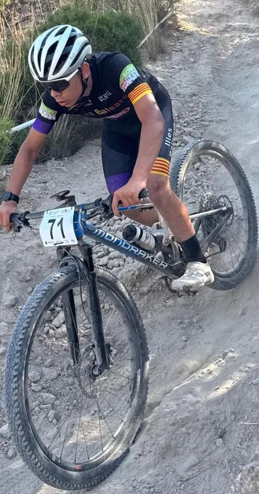 Marc Bonet atraviesa uno de los senderos de la carrera.