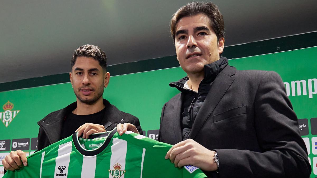 Ángel Haro posa junto a Ayoze Pérez durante su presentación