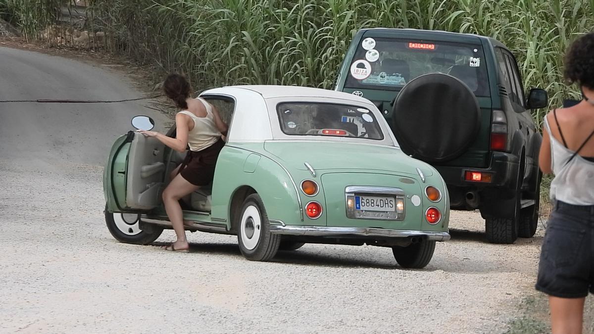 Isabel Díaz Ayuso montada en el coche con el que a recorrido la isla