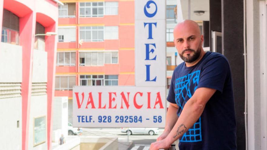 Aridane Hernández, en el Hotel Valencia, donde reside tras el desalojo, quien es el propietario de la vivienda donde la Policía sorprendió in fraganti a los dos menores de edad.