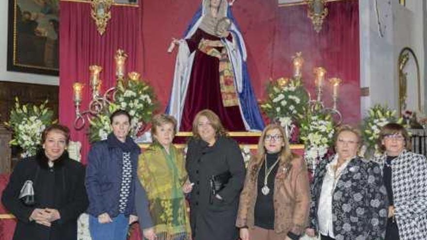 Hermanas de la cofradía junto a la imagen restaurada.