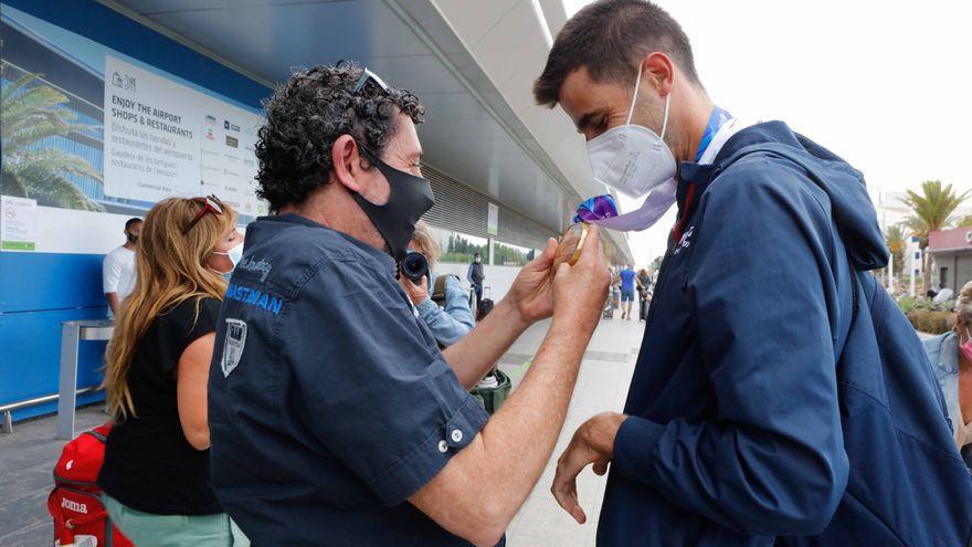 Mariano Riera observa la medalla de oro obtenida por Marc Tur en el Europeo celebrado el pasado mes de  mayo.