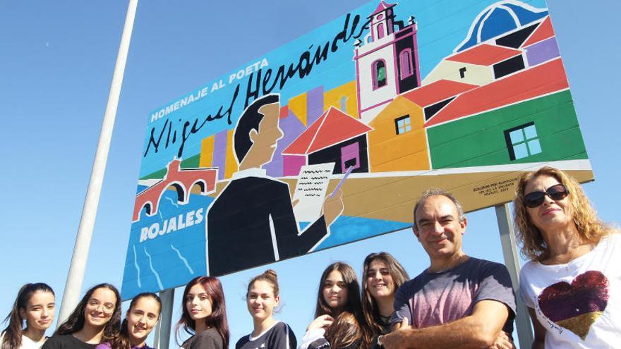 Imagen del cartel con los alumnos creadores del mural