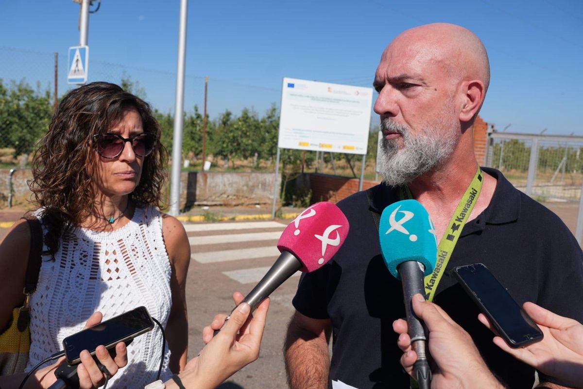 Javier Caro, representante de los sindicatos ACAIP y UGT en la cárcel de Badajoz, atiende a los medios de comunicación.