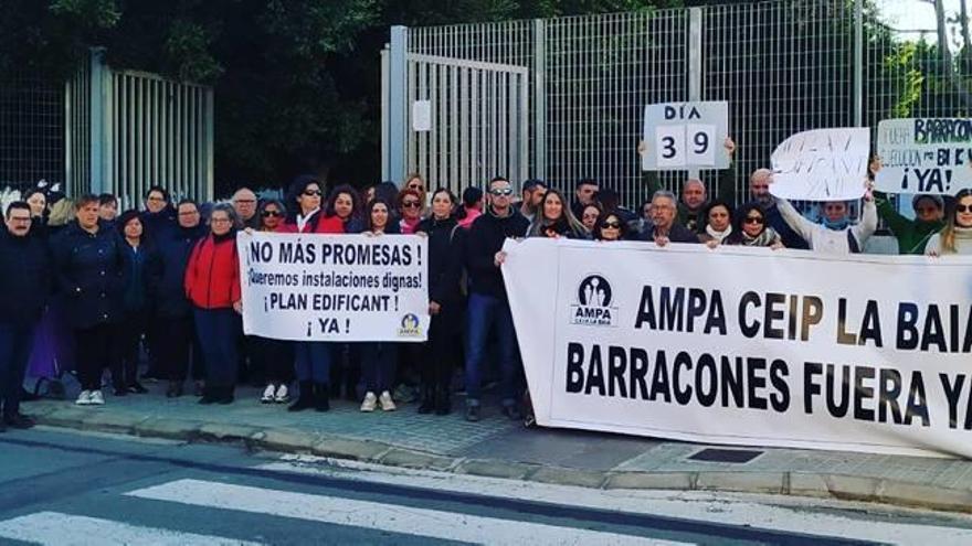 Imágenes de algunas de las protestas que las familias realizan cada mañana en la entrada al colegio de Las Bayas para reclamar la eliminación de los barracones.