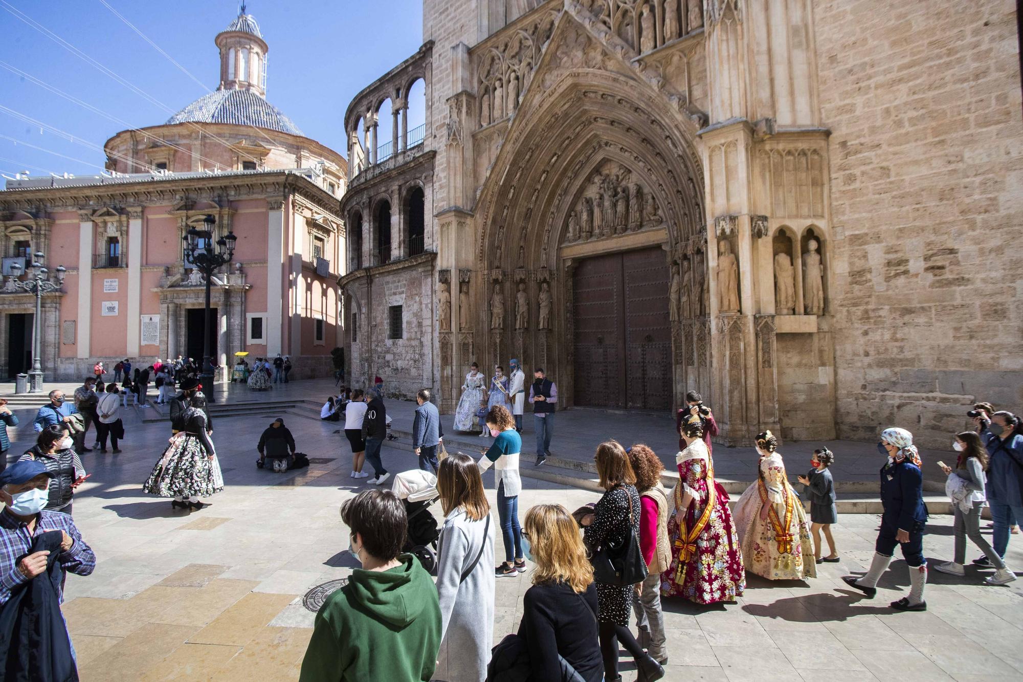 Flores de los falleros a la Virgen en el primer día de la "no ofrenda"