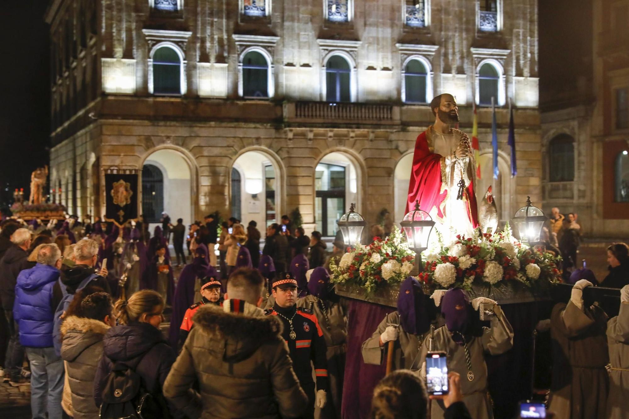 Así es la procesión del Martes Santo en Gijón (en imágenes)