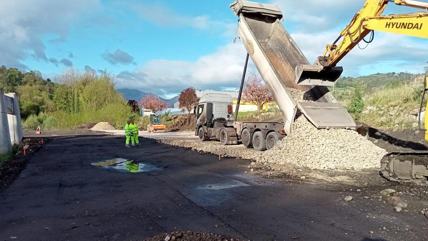 Trabajos en la zona del puente del polígono de Olloniego.