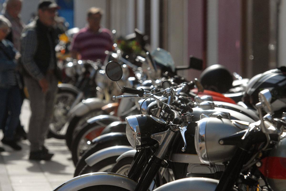 Las motos se concentraron en la calle Cartagena de Silleda antes de iniciar la ruta.