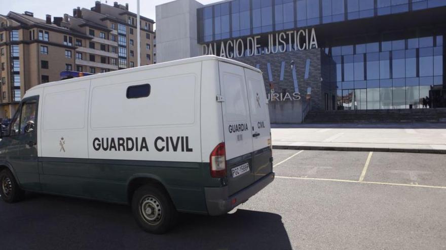 El furgón de la Guardia Civil, saliendo de losjuzgados con el detenido camino de Villabona. m. l.