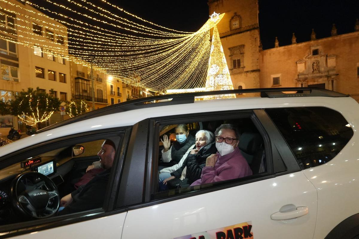 Usuarias de la residencia de La Granadilla participan en el Taxi Luz.