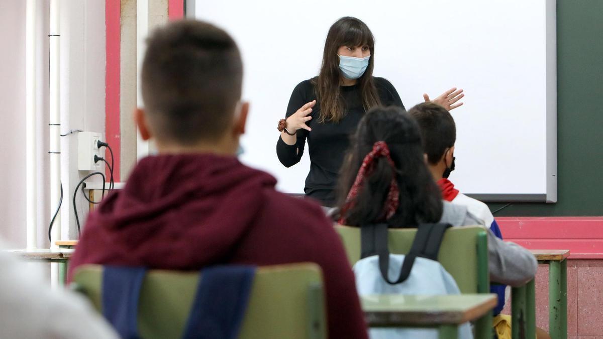 Una profesora interina da clases con mascarilla cuando aún era obligatorio.