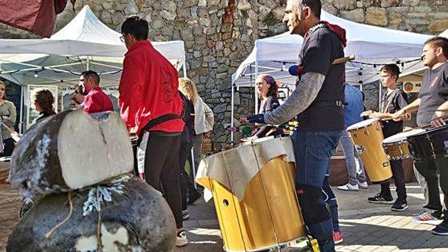 Tabalers de la colla de diables Els Tronats durant una de les seves actuacions ahir a la fira de Monistrol