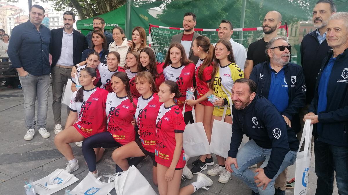 Internacionales del equipo alevin del Balonmano Gijón en el homenaje a internacionales de la Asociación de Balonmano del Principado.