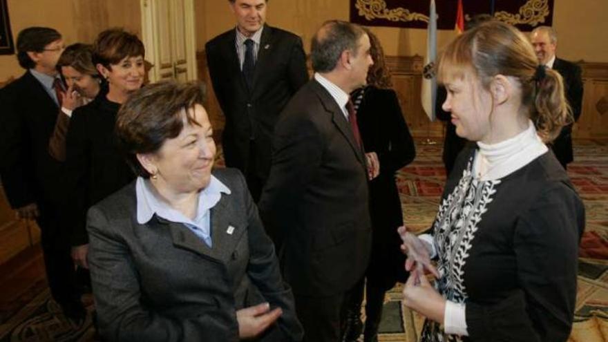 Pilar Farjas y Leire Pajín, en un encuentro en Santiago. / tucho valdés