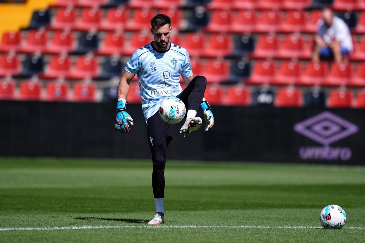 Partido entre el Rayo Vallecano y el Real Club Celta de Vigo en el Estadio de Vallecas. Marc Vidal of RC Celta de Vigo warms up during the Spanish League, LaLiga EA Sports, football match played between Rayo Vallecano and RC Celta de Vigo at Estadio de Vallecas on September 21, 2025, in Madrid, Spain. AFP7 21/09/2025 ONLY FOR USE IN SPAIN