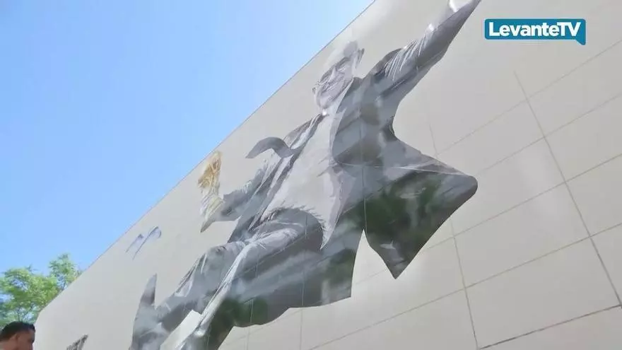 Montolivet inmortaliza el triunfo de la selección española de futbol en un gran mural de arte urbano