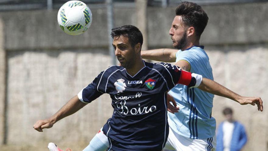 Lance del partido entre el Celta B y el Boiro. // J. Lores