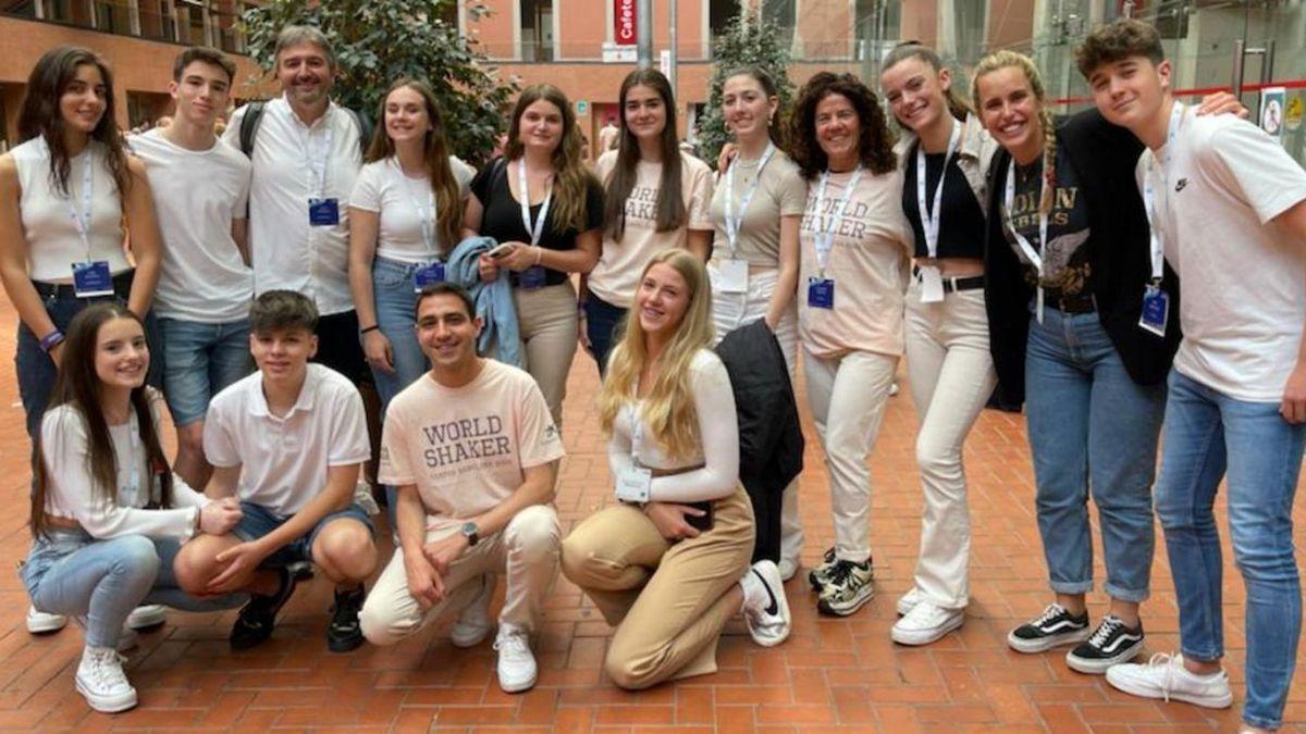 Els alumnes del Centre Escolar Empordà, amb els seus professors i el rosinc Mohamed El Amrani