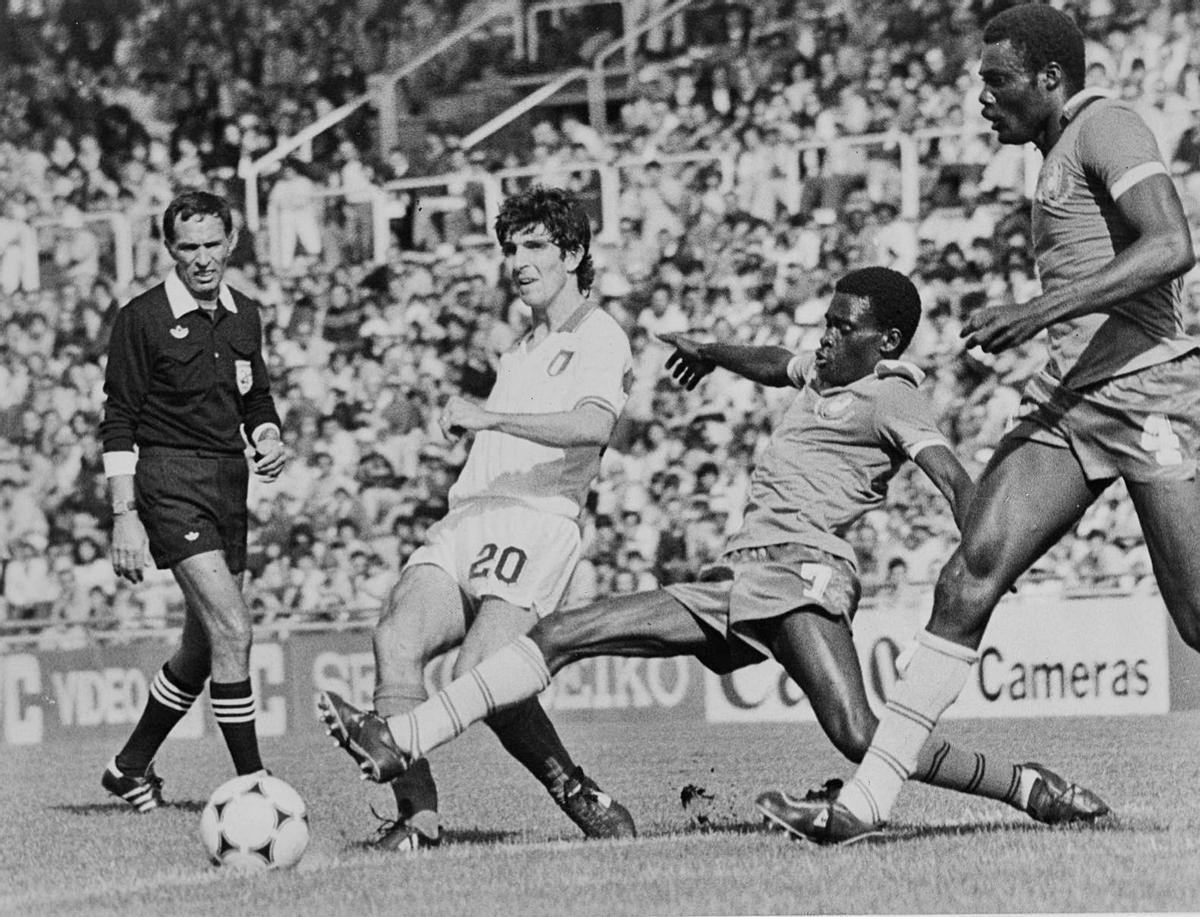 Rossi disputa un balón durante uno de los partidos jugados en Balaídos en 1982. | // FDV