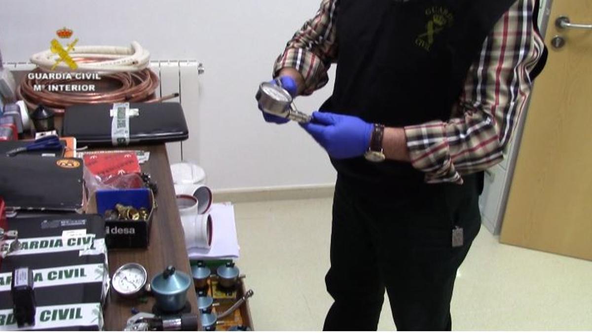 Material intervenido por la Guardia Civil a otra banda de estafadores con supuestas revisiones del gas.