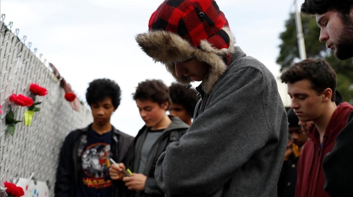 zentauroepp36520090 teenagers gather to pay their respect at a makeshift memoria161205090819