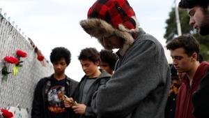 zentauroepp36520090 teenagers gather to pay their respect at a makeshift memoria161205090819