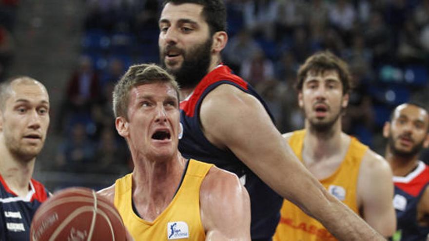 Doellman trata de anotar ante Bourousis.