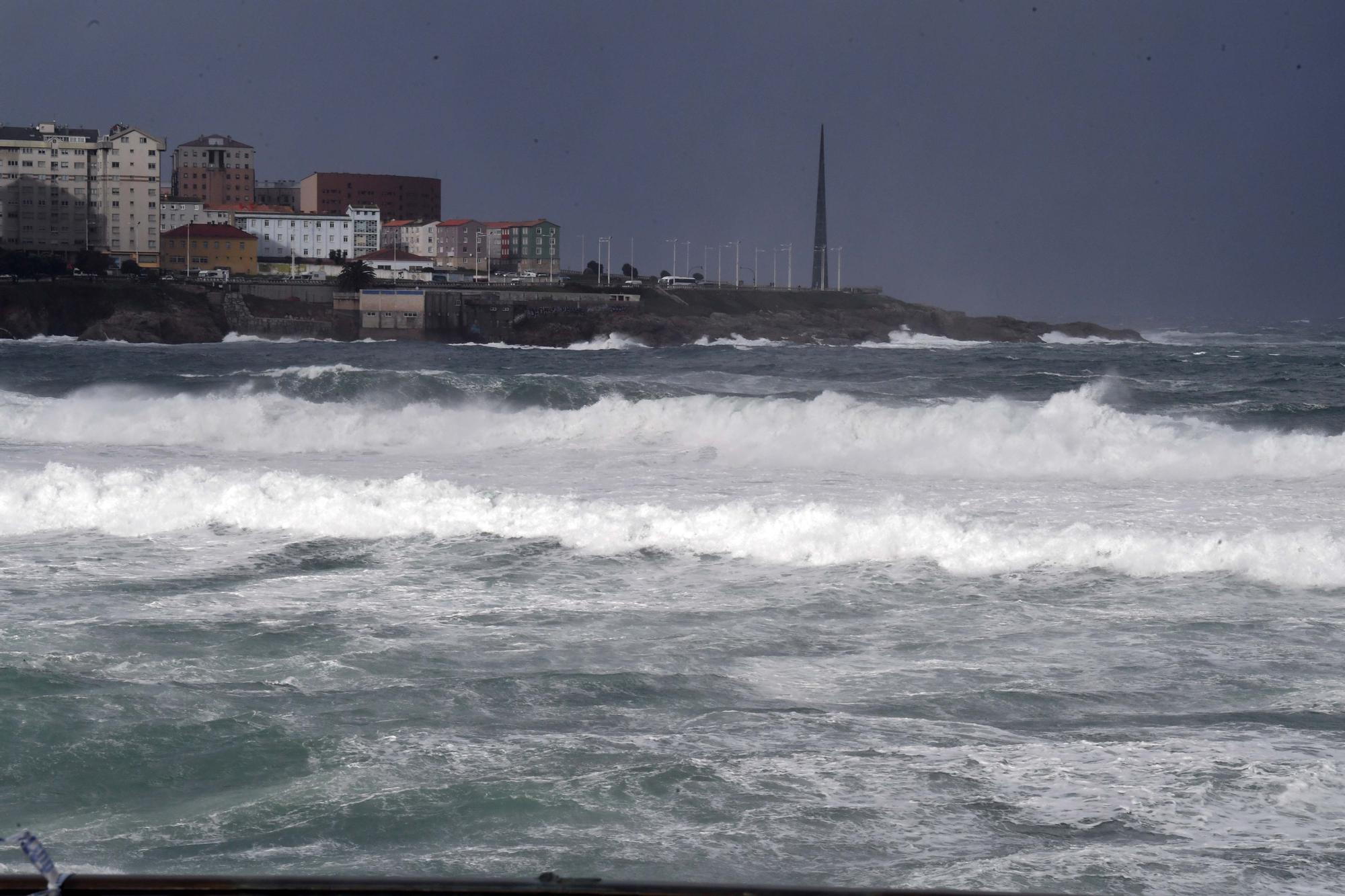 A Coruña en alerta roja: Temporal con fuerte oleaje en Riazor y rachas de más de 100 kilómetros por hora